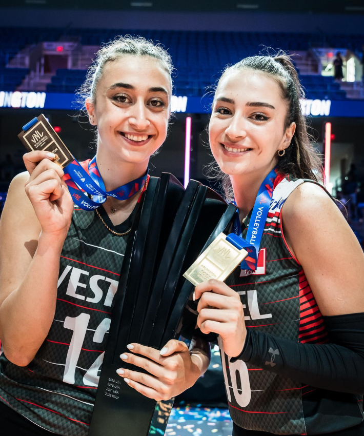 Elif Şahin ve Kardeşi